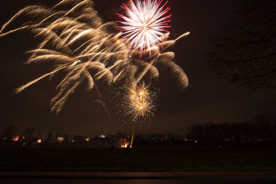 Spektakul&auml;res Feuerwerk mit bunten Lichtspuren am Nachthimmel