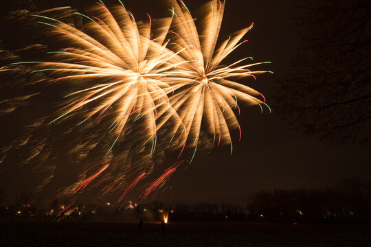 Spektakul&auml;res Feuerwerk mit bunten Lichtspuren am Nachthimmel