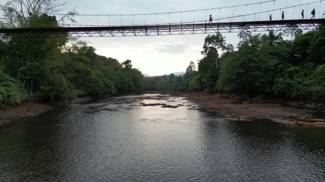 태국 랏차프라파 댐 카오속 국립공원의 웅장한 석회암 산맥과 계곡을 가로지르는 출렁다리 드론 항공 촬영
