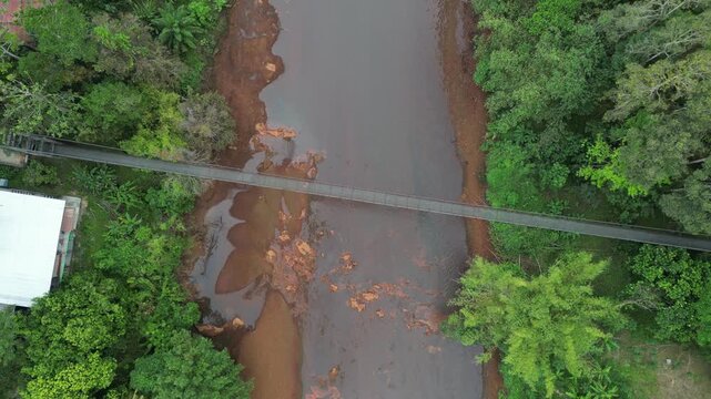 태국 랏차프라파 댐 카오속 국립공원의 웅장한 석회암 산맥과 계곡을 가로지르는 출렁다리 드론 항공 촬영
