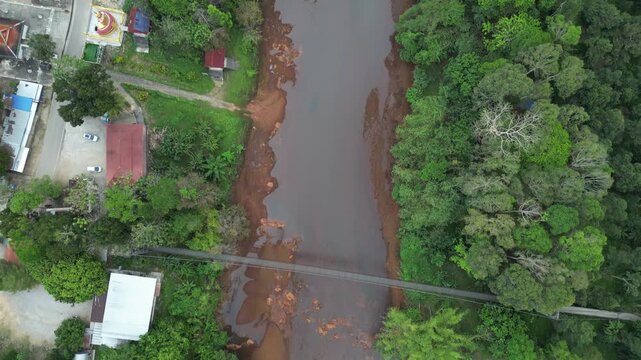 태국 랏차프라파 댐 카오속 국립공원의 웅장한 석회암 산맥과 계곡을 가로지르는 출렁다리 드론 항공 촬영
