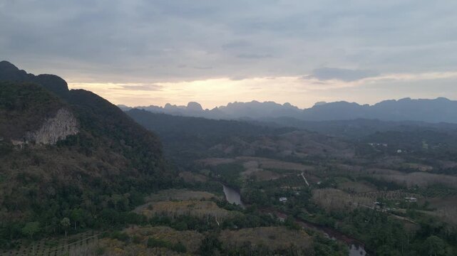 태국 랏차프라파 댐 카오속 국립공원의 웅장한 석회암 산맥과 계곡을 가로지르는 출렁다리 드론 항공 촬영
