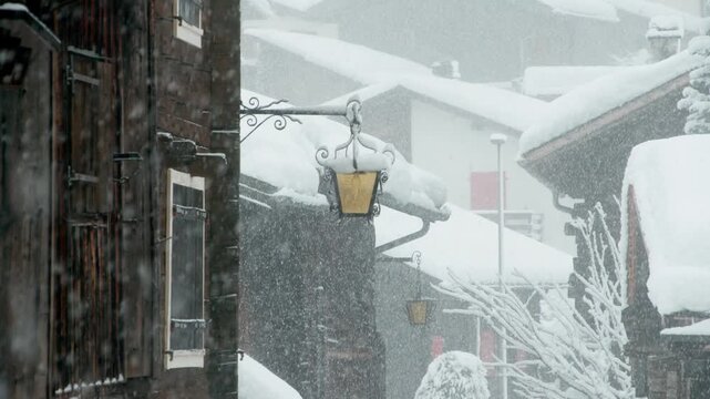 Grosses chutes de neiges dans un vieux village de montagne
