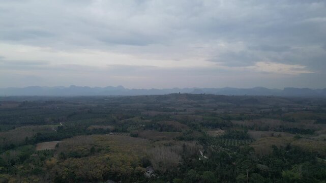 태국 랏차프라파 댐 카오속 국립공원의 웅장한 석회암 산맥과 계곡을 가로지르는 출렁다리 드론 항공 촬영
