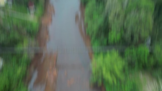 태국 랏차프라파 댐 카오속 국립공원의 웅장한 석회암 산맥과 계곡을 가로지르는 출렁다리 드론 항공 촬영
