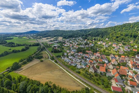Das Pegnitztal bei Pommelsbrunn-Hohenstadt in der Hersbrucker Alb aus der Vogelperspektive