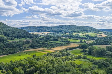 Obraz premium Sonniger Sommertag im Nürnberger Land in Mittelfranken rund um die Ortschaft Hohenstadt an der Pegnitz
