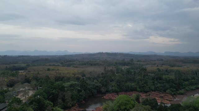 태국 랏차프라파 댐 카오속 국립공원의 웅장한 석회암 산맥과 계곡을 가로지르는 출렁다리 드론 항공 촬영

