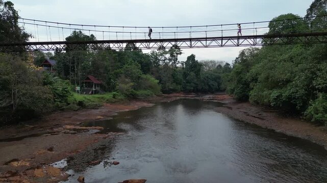 태국 랏차프라파 댐 카오속 국립공원의 웅장한 석회암 산맥과 계곡을 가로지르는 출렁다리 드론 항공 촬영
