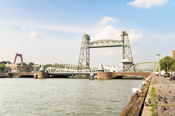 Obraz premium The industrial De Hef railway bridge over the Koningshaven in Rotterdam