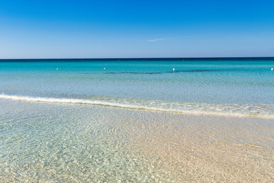 Spiaggia di Torre Lapillo con mare calmo e cristallino, Porto Cesareo, Puglia, Salento, Italia