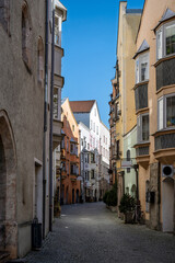 Obraz premium Narrow alley in the city Hall in Tirol