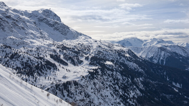 Montfrais &agrave; Vaujany en hiver dans les Alpes en Is&egrave;re: zone d'alpage l'estive venue, cet espace est d&eacute;di&eacute; au ski l'hiver, remont&eacute;es m&eacute;caniques, pistes de ski
