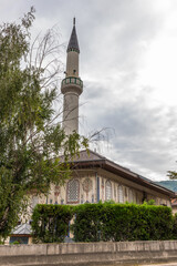 Obraz premium Sarena Dzamija mosque minaret reaching cloudy sky, Travnik, Bosnia and Herzegovina.