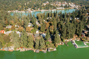 Obraz premium Aerial view of Lake Oswego Bay 