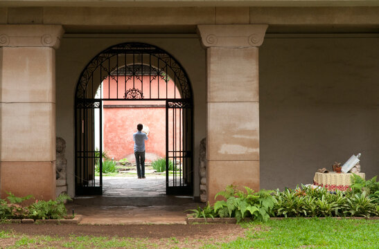 USA, Hawaii, Honolulu.  A courtyard inside the Honolulu Museum of Art