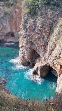 Sommer, Urlaub, Montenegro, Meer, t&uuml;rkisgr&uuml;nes Wasser, Steinmauer, Wellen, Sonne, Klippe.
