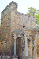 Obraz premium Hadrian Gate, also known as the Uc Kapilar, at the entrance to Antalya Old Town or Kaleici on a sunny day