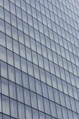 Gros plan sur les fen&ecirc;tres d&rsquo;un immeuble en ville.