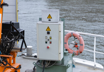 Le tableau électrique d'un bateau sur un ponton. © Gautier Normand