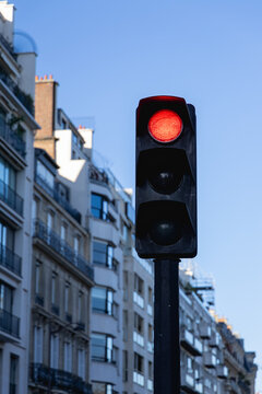 Gros plan sur un feu rouge dans la rue.