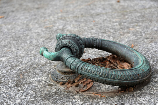 handle of bronze on a tomb slab - bronzener Handghriff auf einer Grabplatte 