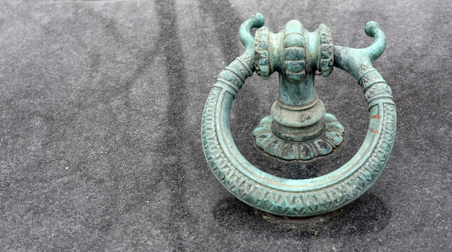 handle of bronze on a tomb slab - bronzener Handghriff auf einer Grabplatte 