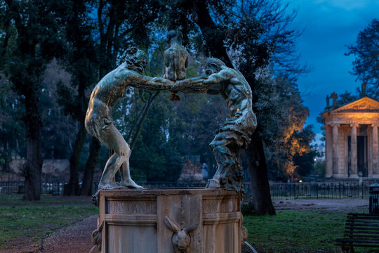 Abbraccio, statua nel parco
