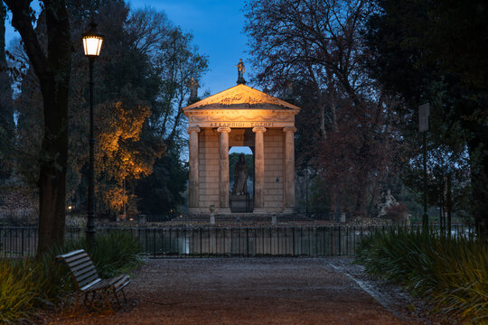 Tempio e bosco all'alba, laghetto