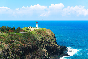 ハワイのカウアイ島　キラウエアポイントの白い灯台と青い海