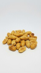 Obraz premium Roasted peanuts isolated on white background macro food photo