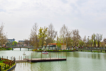 Obraz premium Beautiful lake in a park in Tashkent. High quality photo