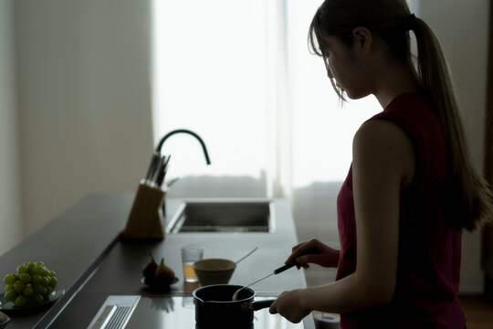 料理をする若い日本人女性