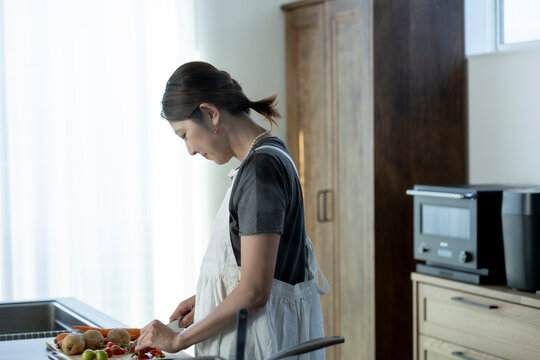 料理をする日本人女性