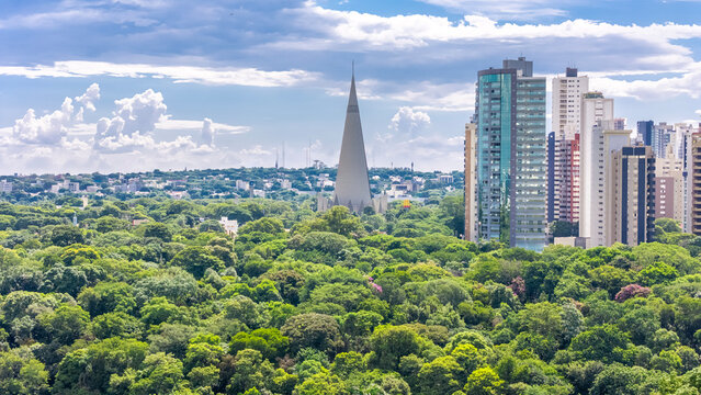 Vista a&eacute;rea da Catedral de Maring&aacute;, Catedral Metropolitana Bas&iacute;lica Menor Nossa Senhora da Gl&oacute;ria, com o parque do ing&aacute; e pr&eacute;dios!