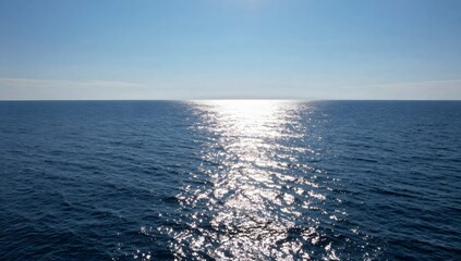Obraz premium Bright sunlight reflecting on the ocean surface creates a beautiful sparkling effect