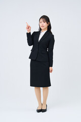 指を立てるポーズをするビジネスウーマン