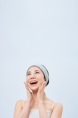 スキンケアをする若い女性