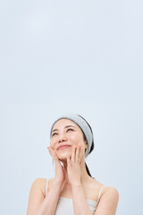 スキンケアをする若い女性