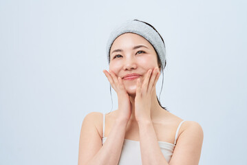 スキンケアをする若い女性