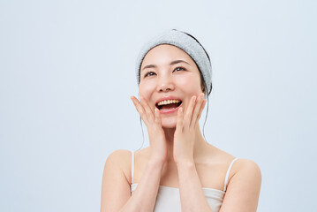 スキンケアをする若い女性