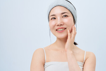 スキンケアをする若い女性