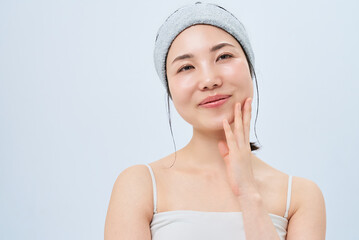 スキンケアをする若い女性