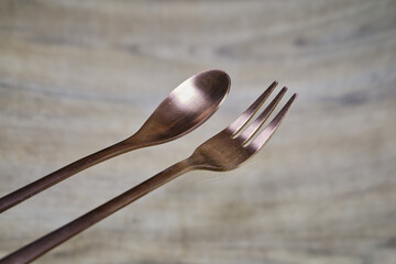 真鍮色のスプーンとフォーク