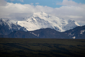 Naklejka premium Snow on mountains on a summer day in Alaska