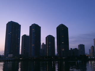 Fototapeta premium 夜明けのタワーマンション群と水面