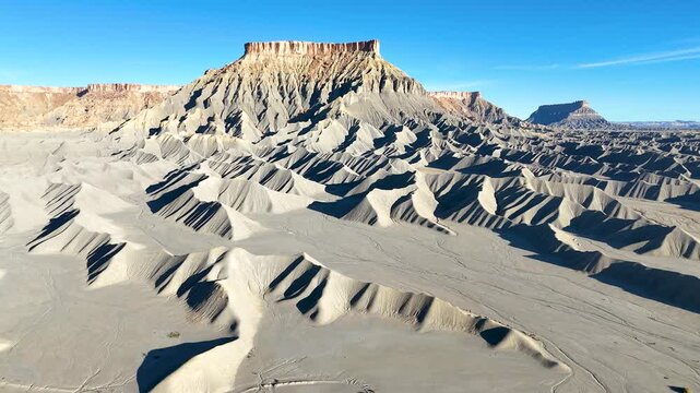 Factory Butte is an iconic 457-meter-tall monolith located 19 kilometers west of the town of Hanksville, Utah, along Highway 24. With its ridges and undulating surface, its unique, desolate landscape 