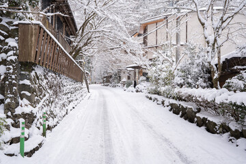 雪の降り積もる雪の日の日本風景