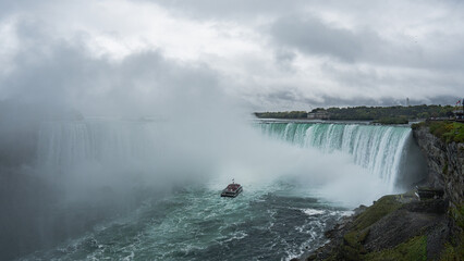 Niagara Falls on a cloudy day and a single boat © 유민 김