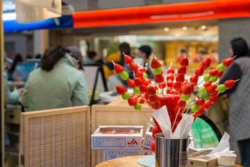 日本で人気の市場で苺のスイーツを販売しているお店